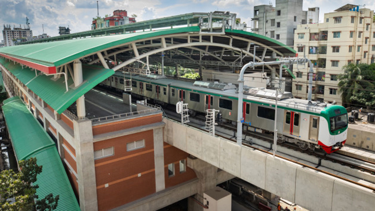 মেট্রোরেলের পিলারের বিয়ারিং স্প্রিং ছিটকে পড়ে পথচারীর মৃত্যু